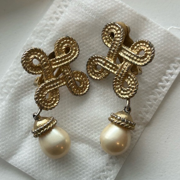 Elegant Gold and Pearl Clip-On Earrings - Picture 1 of 3